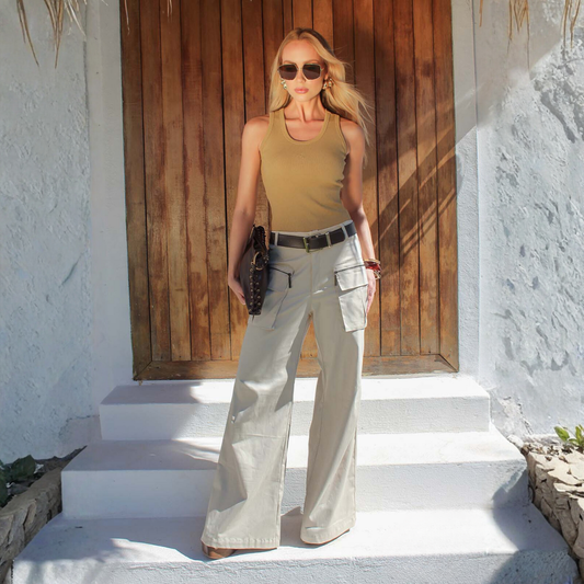 CALÇA LEVEMENTE FLARE FEMININA BEGE