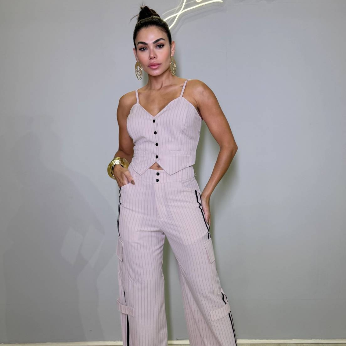 TOP CROPPED FEMININA SALMAO COM PRETO