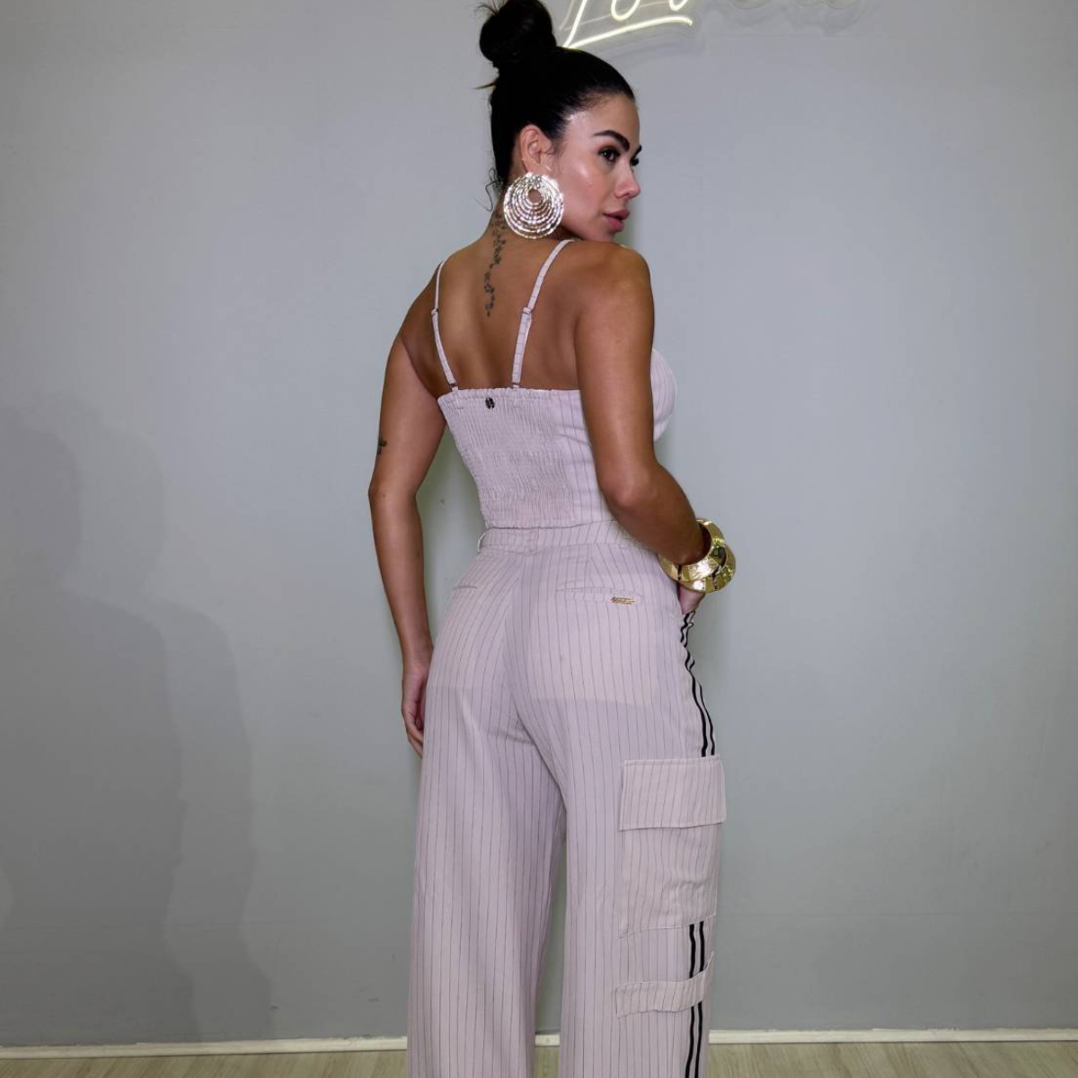 TOP CROPPED FEMININA SALMAO COM PRETO