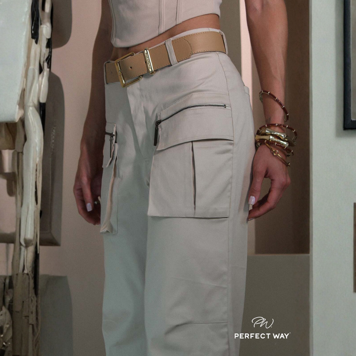 CALÇA LEVEMENTE FLARE FEMININA BEGE